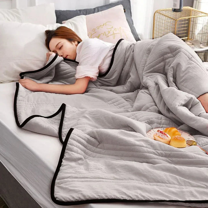 Kühlende Sommerdecke CoolBreeze, atmungsaktiv aus Bambusfaser & Baumwolle für schwitzfreie Nächte.