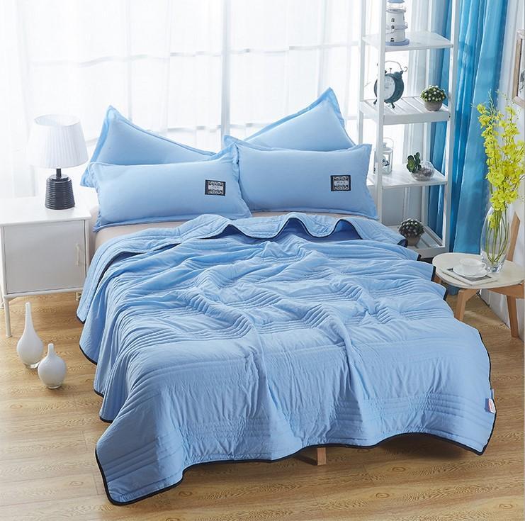 Hochwertige CoolBreeze Kühldecke, atmungsaktiv und kühlend. Perfekt als leichte Sommerdecke für erholsamen Schlaf.
