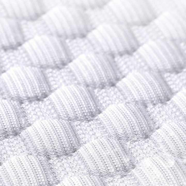 Autositzschutz aus Eisseide mit Gurtöffnungen. Perfekt für sicheren Transport Ihres Hundes.