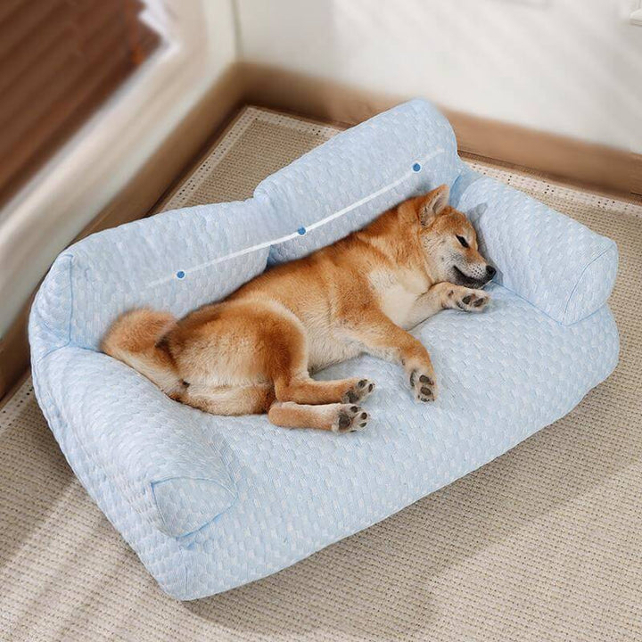 Seitliche Ansicht des kühlenden Eisseide-Hundesofas. Weiches, atmungsaktives Material für Komfort.