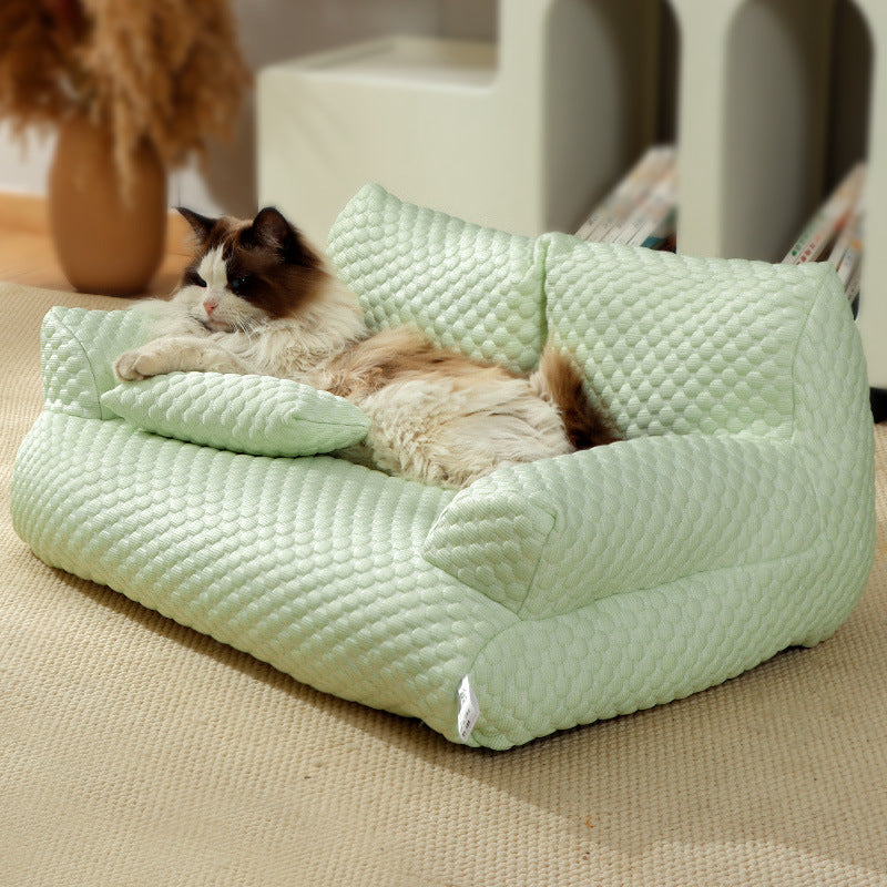 Entspannter Hund genießt atmungsaktives, kühlendes Hundebett in Grau; ideal für Tierkühlung im Sommer.