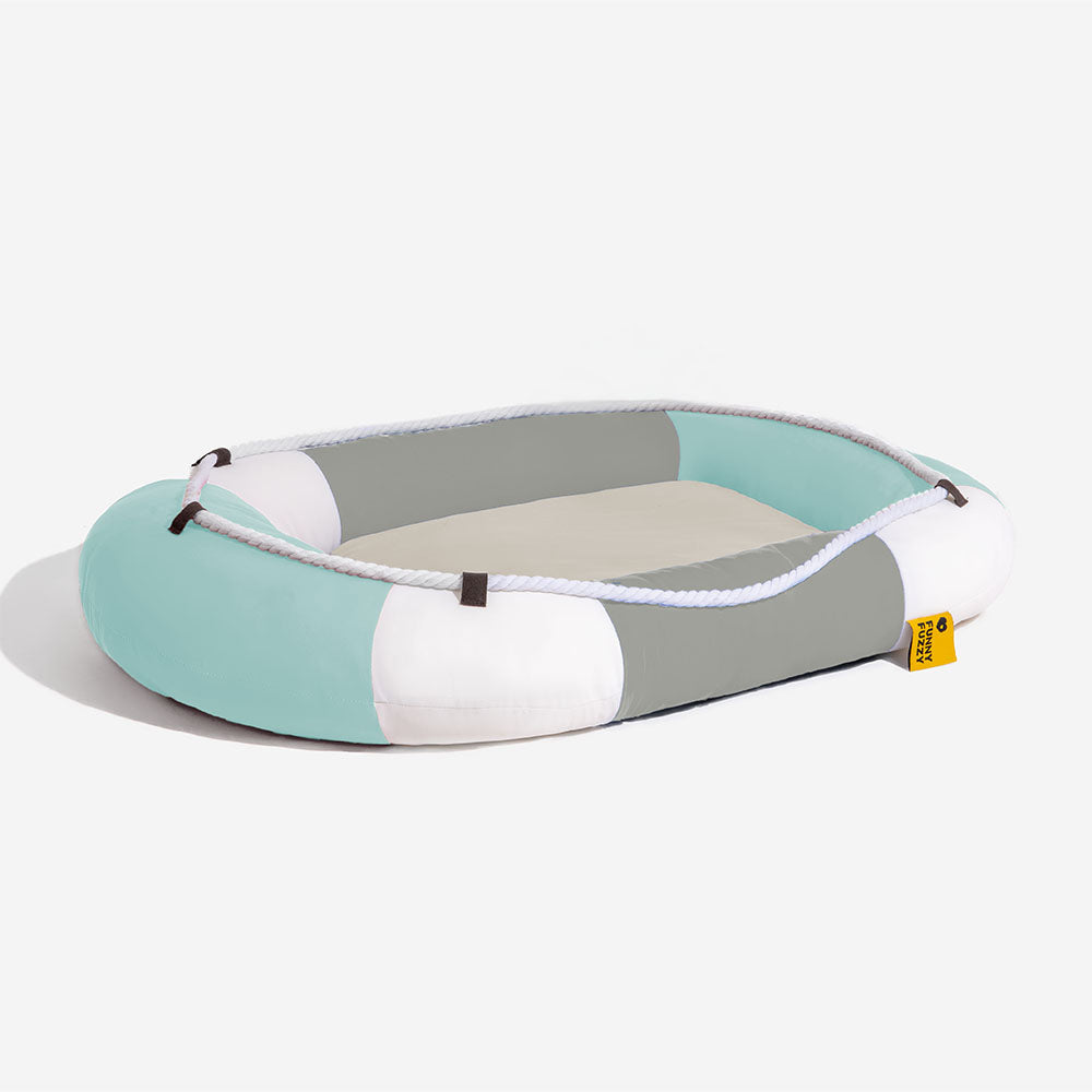 Blaues, wasserdichtes Hundebett im Bootsdesign, kühlend & pflegeleicht, perfekt für den Sommer.