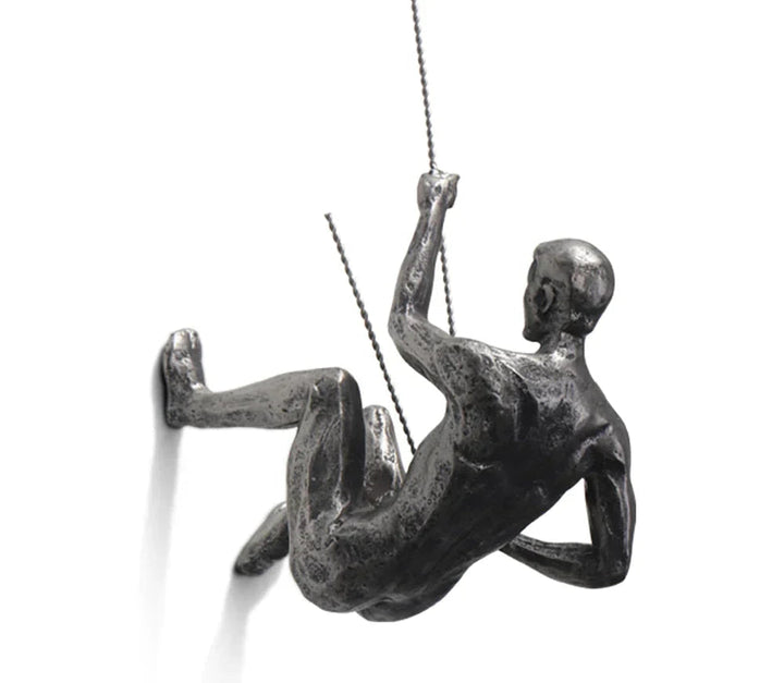 Künstlerische Bergsteiger-Wandskulptur aus Harz, modern & motivierend. Perfekt als einzigartige Wohndeko.