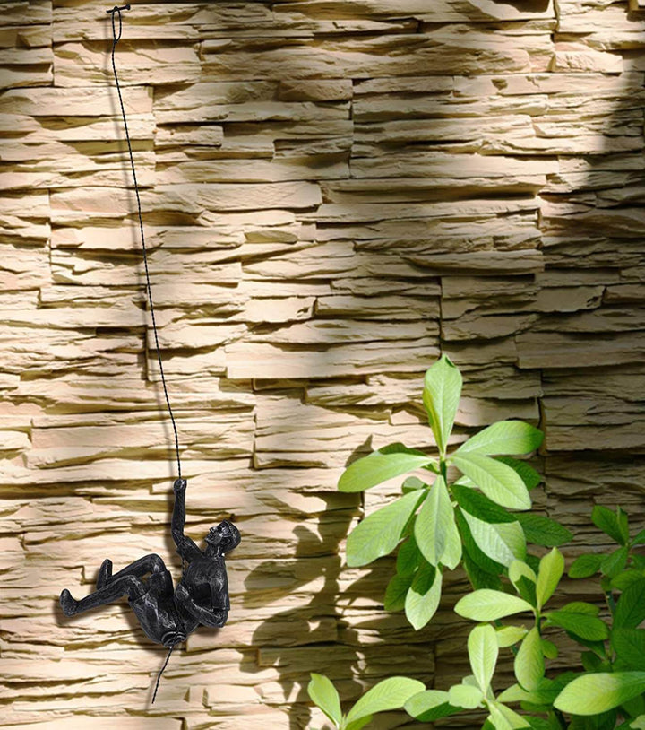Moderne Harz-Wandskulptur eines kletternden Bergsteigers. Handgefertigt als inspirierende Wohnzimmer-Deko.