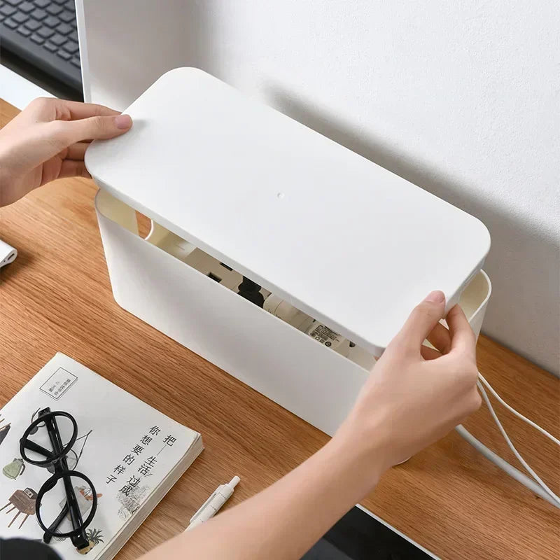 Stilvolle Kabelbox mit Deckel, schafft Ordnung für Elektronik & Kabel am Schreibtisch oder TV-Möbel.