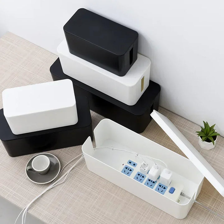 Robuste Kabelbox als Ordnungshelfer für Schreibtischkabel, Steckdosenleisten und Ladegeräte.