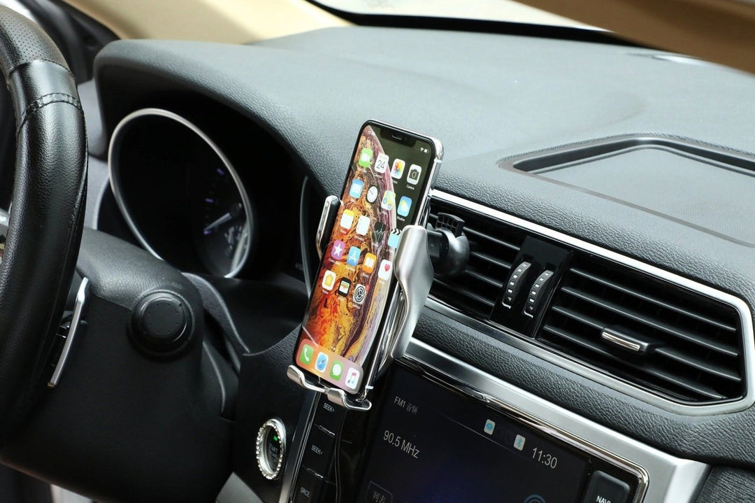 Sichere Auto Lüftungshalterung mit automatischer Klemmung & kabellosem Qi Ladegerät für Ihr Smartphone.