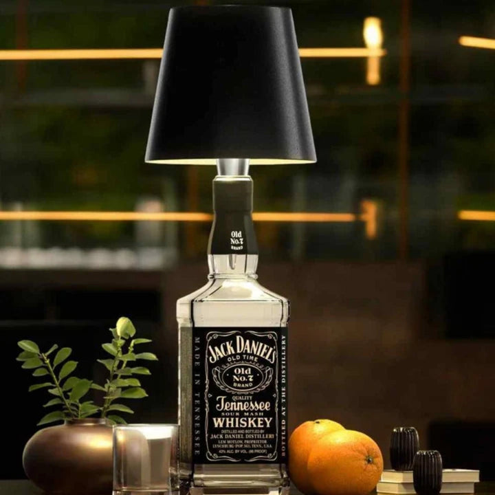 Kabellose dimmbare LED-Flaschenlampe auf Flasche. Stilvolle Akku-Tischbeleuchtung für innen & außen.
