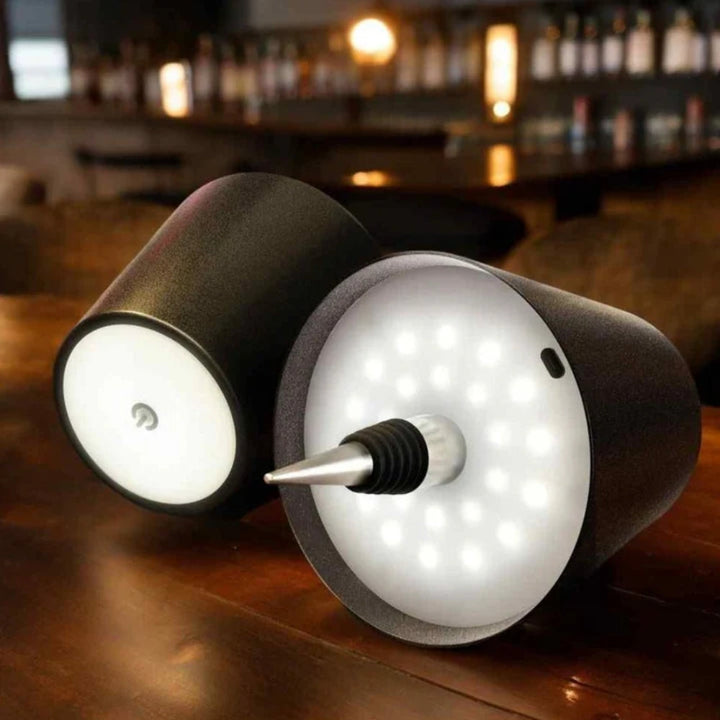 Flexibler dimmbarer LED-Flaschenaufsatz. Kabellose Tischlampe mit Akku für Deko und stimmungsvolle Abende.