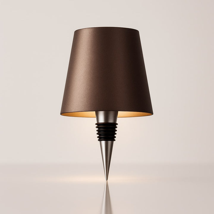 Kompakte Akku-Tischlampe: Dimmbarer Flaschenlampen-Aufsatz für flexiblen Einsatz als LED-Deko-Licht.