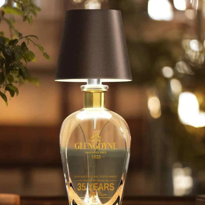 Stilvolle kabellose Flaschenlampe mit Akku. Dimmbare LED-Tischbeleuchtung für gemütliche Abende.