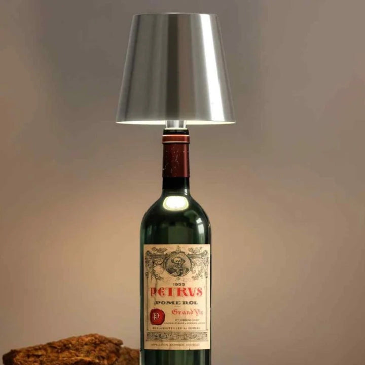 Innovativer Flaschenlampen-Aufsatz, kabellos & dimmbar. LED-Stimmungslicht für Tisch, Bar & Events.