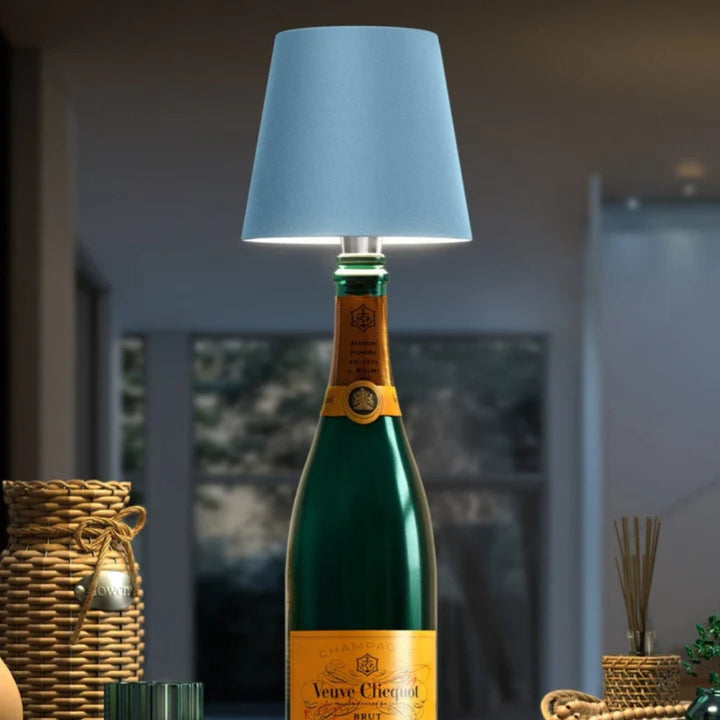 Dekorativer kabelloser Flaschenlampen-Aufsatz. Dimmbares LED-Licht für Esstisch, Terrasse & Balkon.