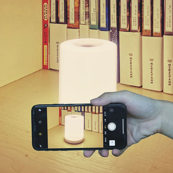 Berührungslose LED-Tischlampe mit integriertem Akku. Dimmbar, kabellos & ideal als moderne Leselampe.