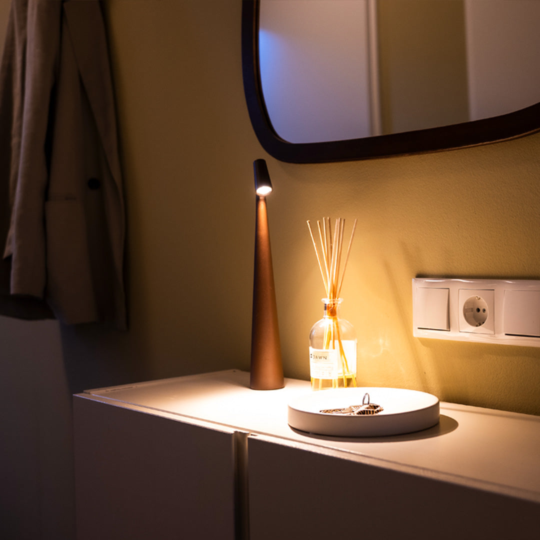 Kabellose LED Tischlampe mit warmweißem Licht, dimmbar, wiederaufladbar. Für eine gemütliche und einladende Atmosphäre.