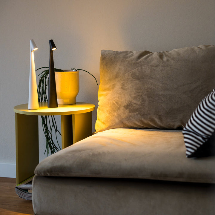 Kabellose dimmbare LED Nachttischlampe, warmweißes Licht, wiederaufladbar. Schafft gemütliche Schlafzimmer-Atmosphäre.