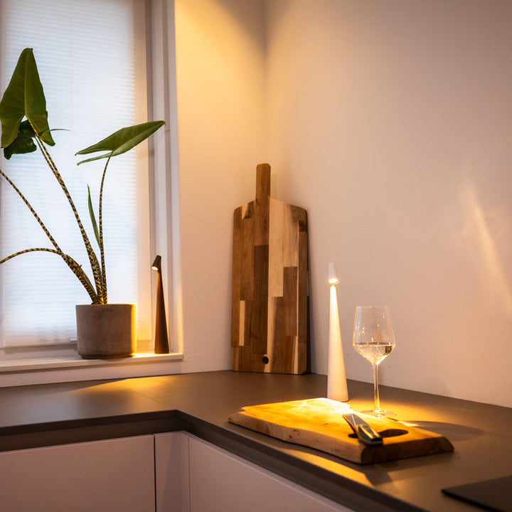 Tragbare LED Esszimmerlampe, dimmbar, kabellos, wiederaufladbar. Stilvolle Akzentbeleuchtung für gesellige Abende.