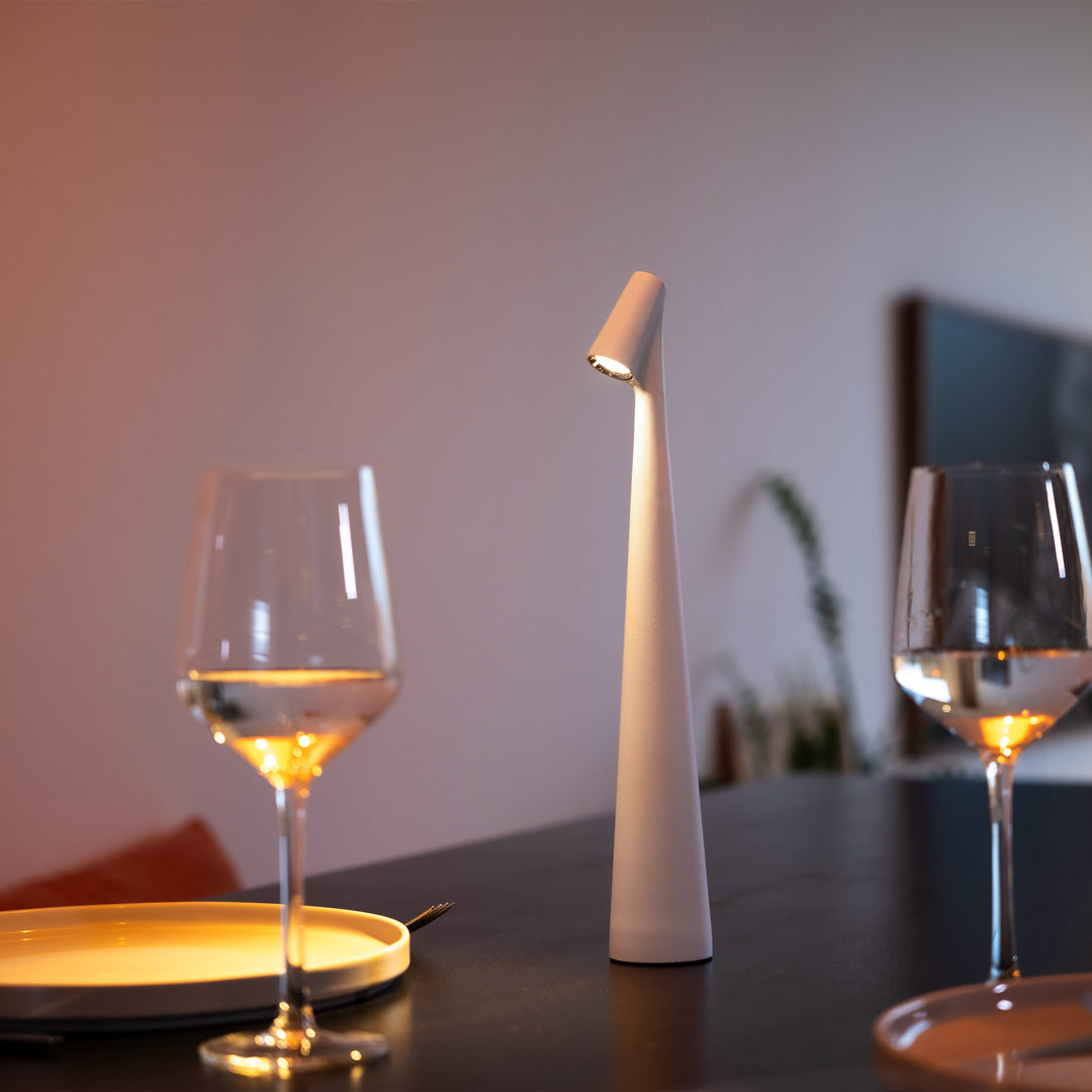 Dimmbare kabellose LED Tischlampe, warmweißes Licht, wiederaufladbar. Flexible Helligkeit für jede Stimmung.