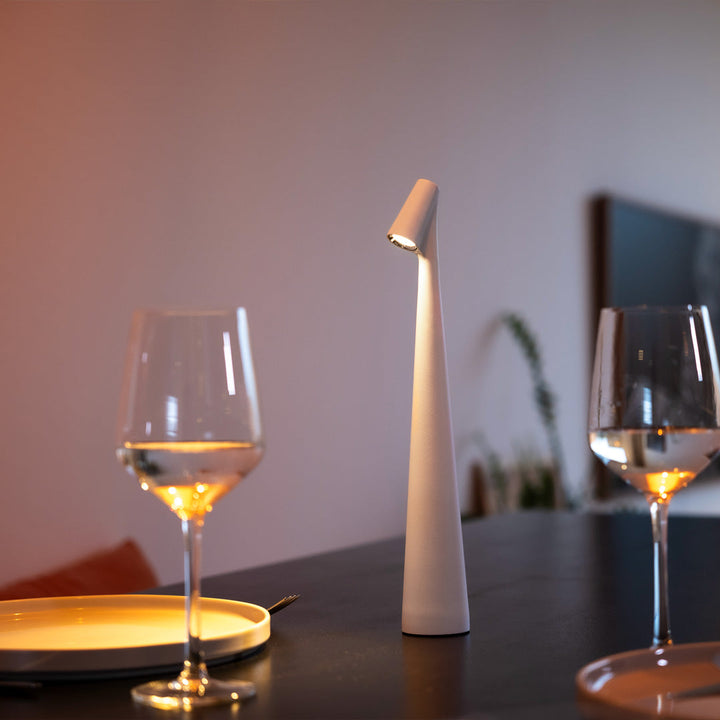 Dimmbare kabellose LED Tischlampe, warmweißes Licht, wiederaufladbar. Flexible Helligkeit für jede Stimmung.
