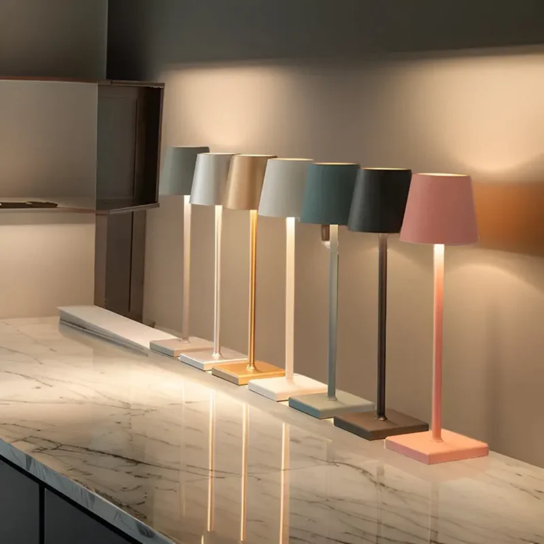 Zeitlose dimmbare LED Tischlampe, kabellos & wiederaufladbar, skandinavisches Design für gemütliche Beleuchtung.