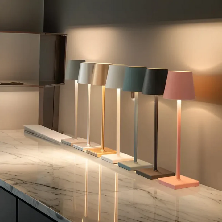 Zeitlose dimmbare LED Tischlampe, kabellos & wiederaufladbar, skandinavisches Design für gemütliche Beleuchtung.
