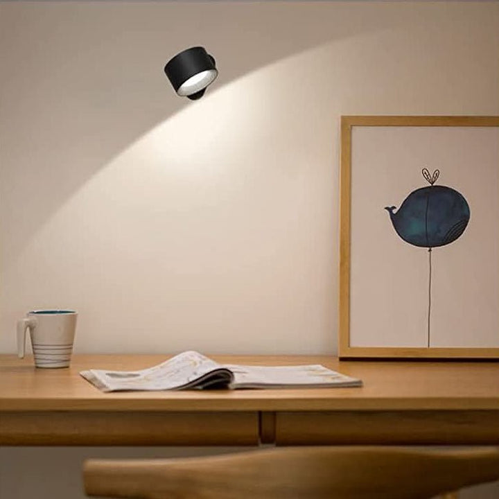 Magnetische LED-Wandlampe, akkubetrieben & dimmbar, perfekt als Leselicht.