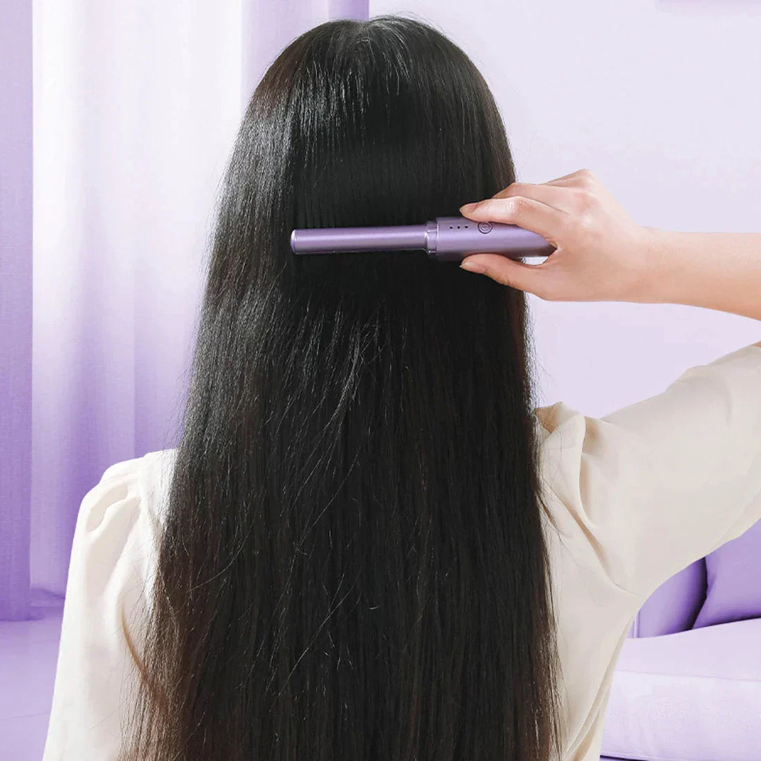 Kompakte, kabellose Haarglättbürste mit Akku, perfekt für Reisen. Für schnelles Glätten und glänzendes Haar.