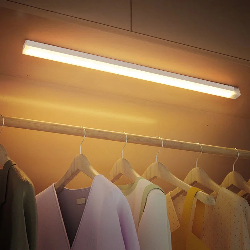 Smartes LED Nachtlicht mit Bewegungssensor, wiederaufladbar, perfekt als Treppen- oder Küchenlicht.