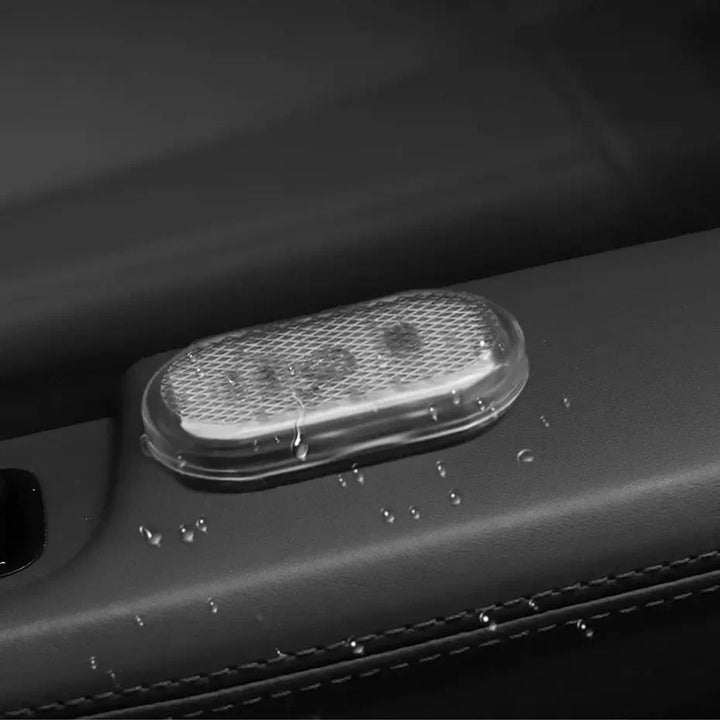Kabellose LED Leselampe fürs Auto mit Magnetbefestigung, ideal für komfortable Innenraumbeleuchtung und Reise.