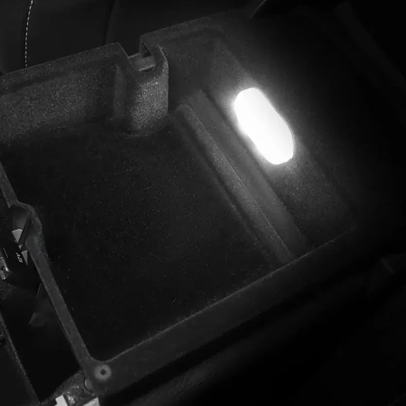 Kabellose LED Leselampe für Auto-Innenraum, wahlweise mit weißem oder blauem Licht, magnetisch befestigbar.