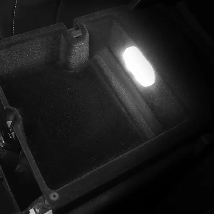 Kabellose LED Leselampe für Auto-Innenraum, wahlweise mit weißem oder blauem Licht, magnetisch befestigbar.