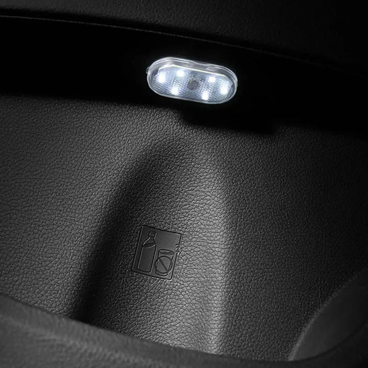 Komfortable kabellose LED Leselampe für lange Autofahrten, als unverzichtbares Auto Zubehör für Reisende.