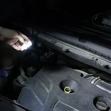 Handliche LED Leselampe kabellos, magnetisch am Autodach befestigt, spendet angenehmes Licht für entspanntes Lesen.
