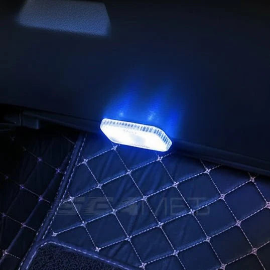 Moderne kabellose LED Leselampe als stilvolles Auto Zubehör, mit praktischer Magnetbefestigung für optimalen Komfort.