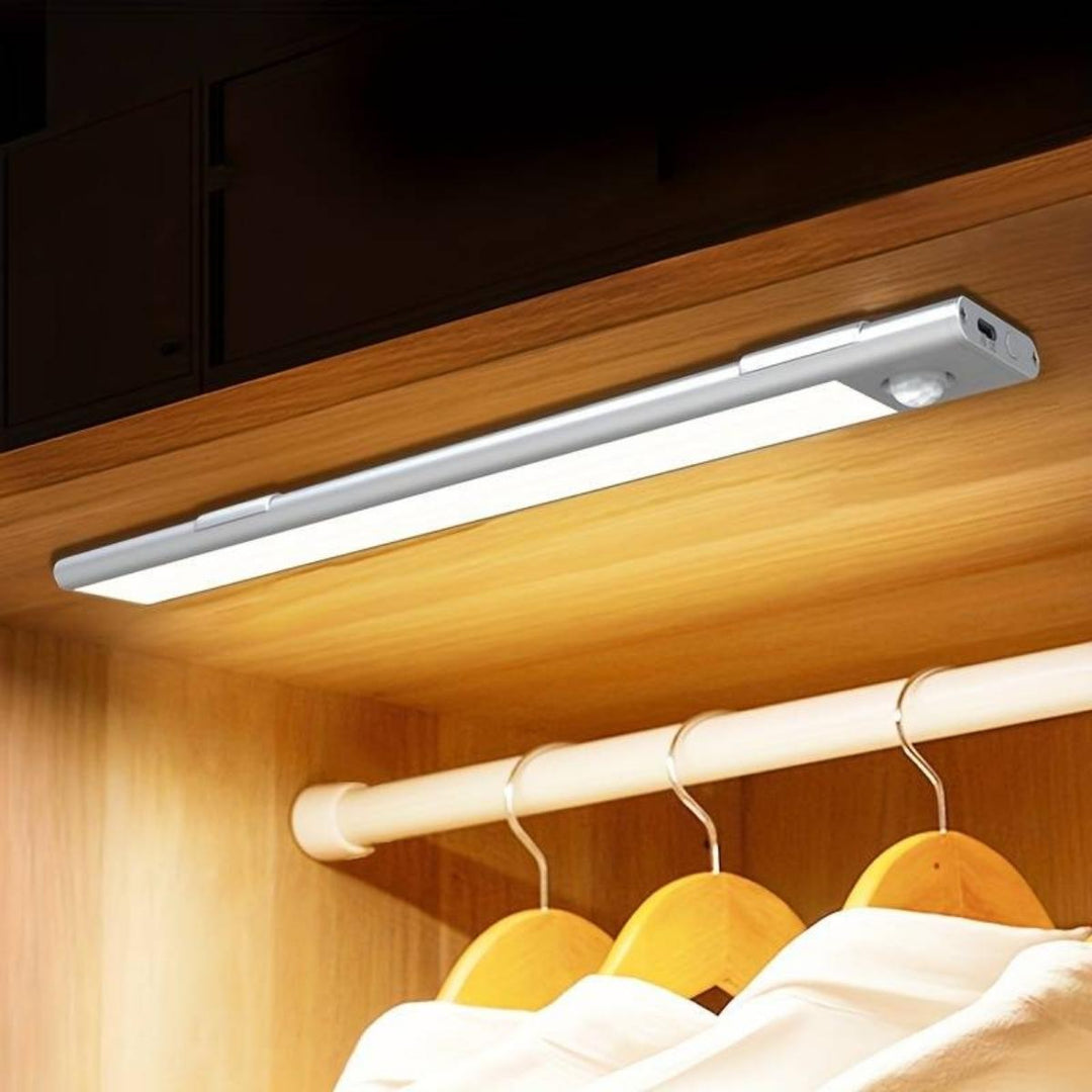 Vielseitige kabellose LED Sensor Innenleuchte, USB aufladbar, bietet drei Lichtfarben für angenehmes Ambiente.