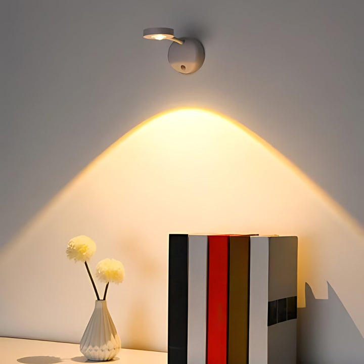 Dimmbare LED-Spotleuchte mit Bewegungssensor; kabellos per USB-C, vielseitig für stilvolle Innenbeleuchtung.