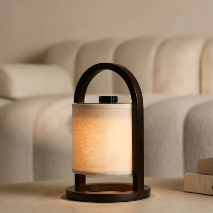 Kabellose LED-Tischlampe aus Gummibaumholz mit 100h Akku und 3 dimmbaren Lichtmodi für innen & außen.