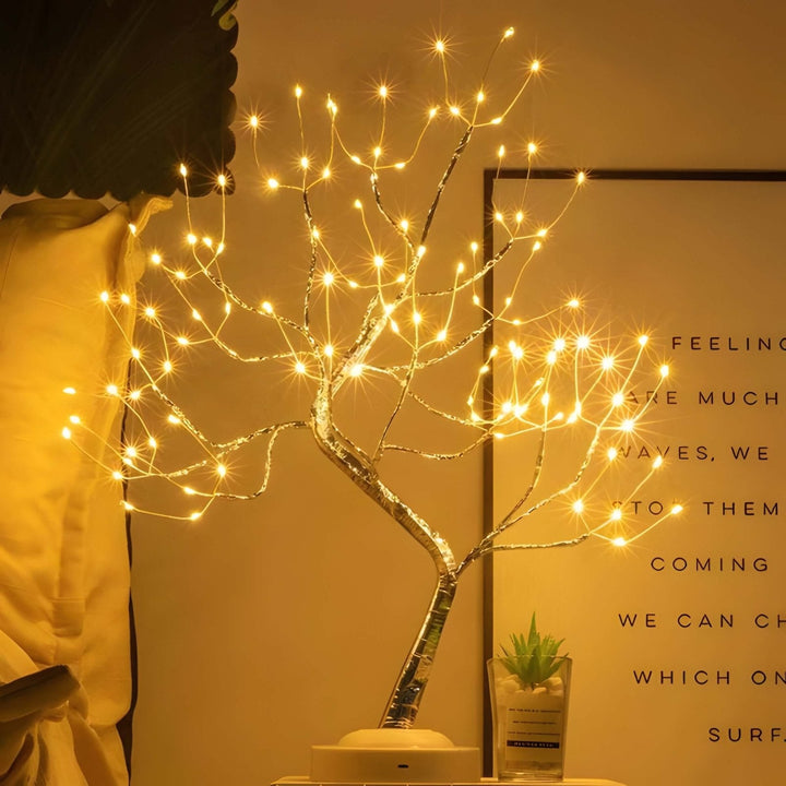 Dekorative LED Baum Tischlampe, kabellos mit perlenförmigen LEDs für gemütliches Ambiente.
