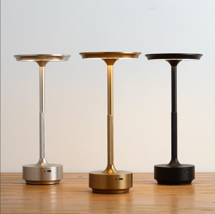 Kabellose LED-Tischlampe ClarityGlow, dimmbar, aus robustem Aluminium.