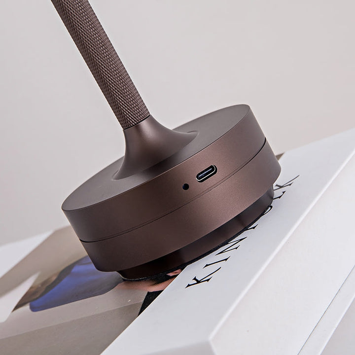 Robuste USB-C Tischlampe ClarityGlow, LED, dimmbar, IP44 zertifiziert.