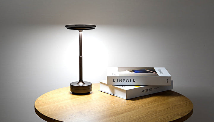 Kabellose Designlampe ClarityGlow mit langer Akkulaufzeit und USB-C.