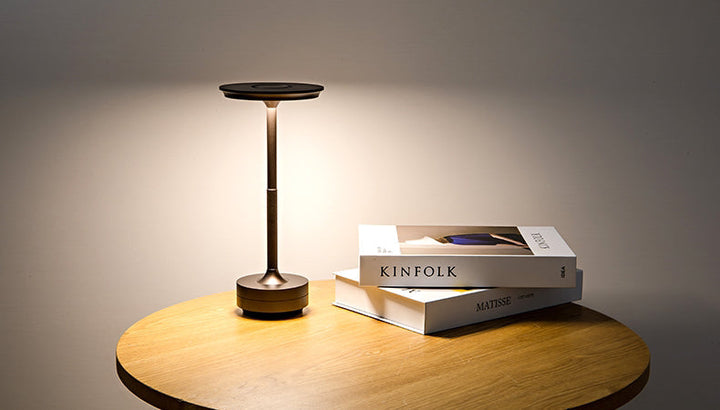 Moderne kabellose Tischlampe ClarityGlow, dimmbar, aus hochwertigem Aluminium.