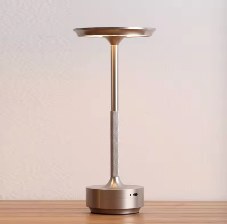 ClarityGlow: Eine dimmbare kabellose Lampe für Schreibtisch und gemütliche Ecken.