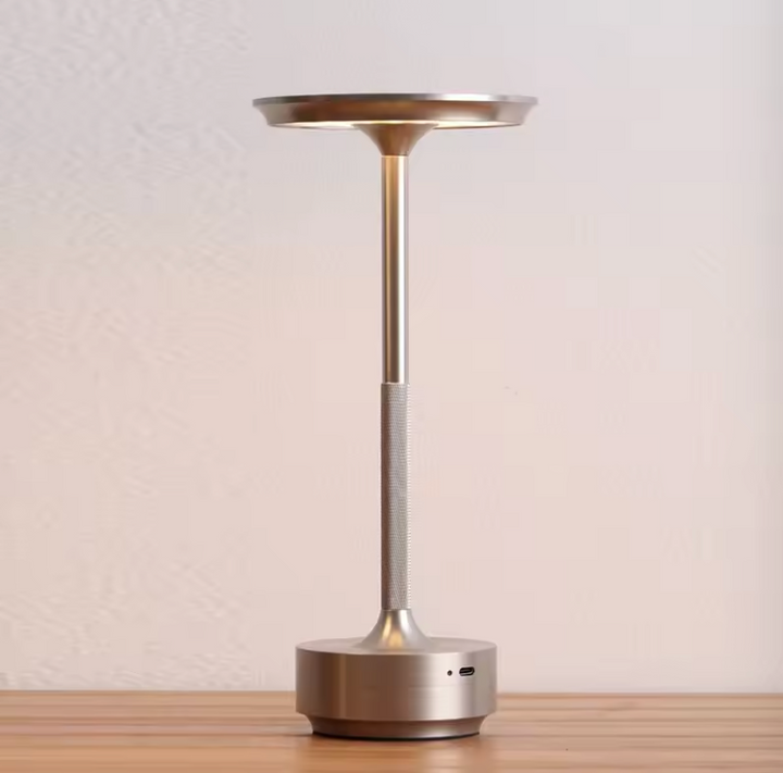 ClarityGlow: Eine dimmbare kabellose Lampe für Schreibtisch und gemütliche Ecken.