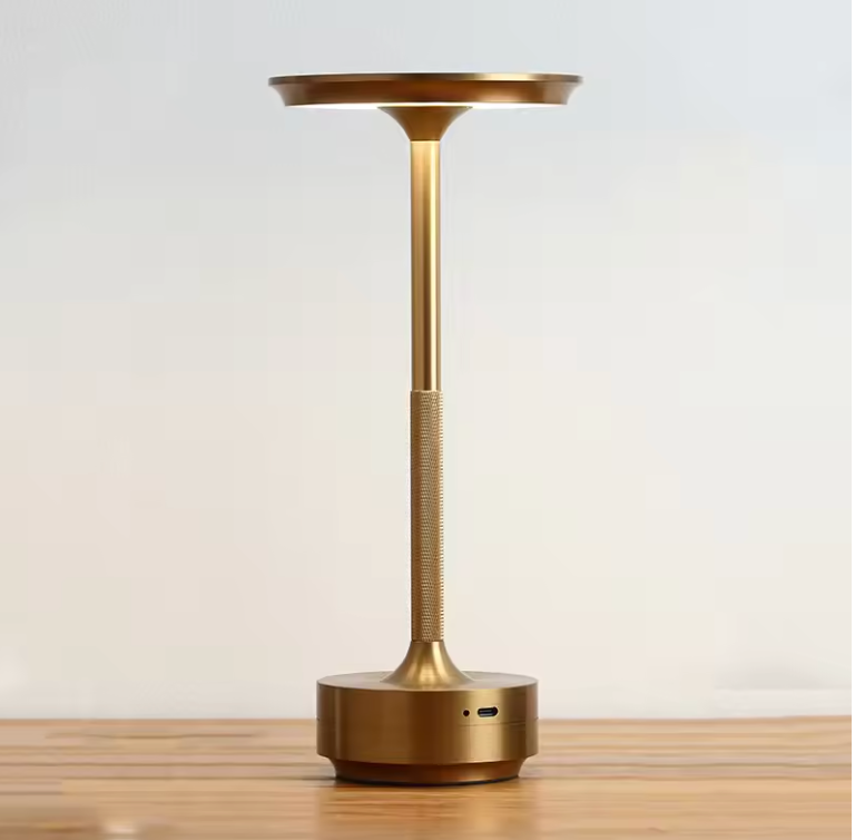 Robuste Design-Tischlampe ClarityGlow, dimmbare LED für alle Jahreszeiten.