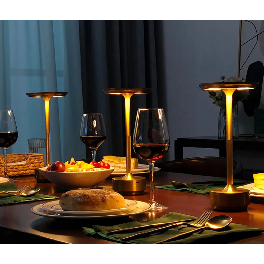 Elegante kabellose Designlampe ClarityGlow mit dimmbarer LED-Beleuchtung.