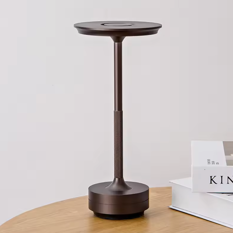 Vielseitige LED-Tischlampe ClarityGlow, kabellos, USB-C, für Innen & Außen.