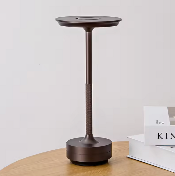 Vielseitige LED-Tischlampe ClarityGlow, kabellos, USB-C, für Innen & Außen.