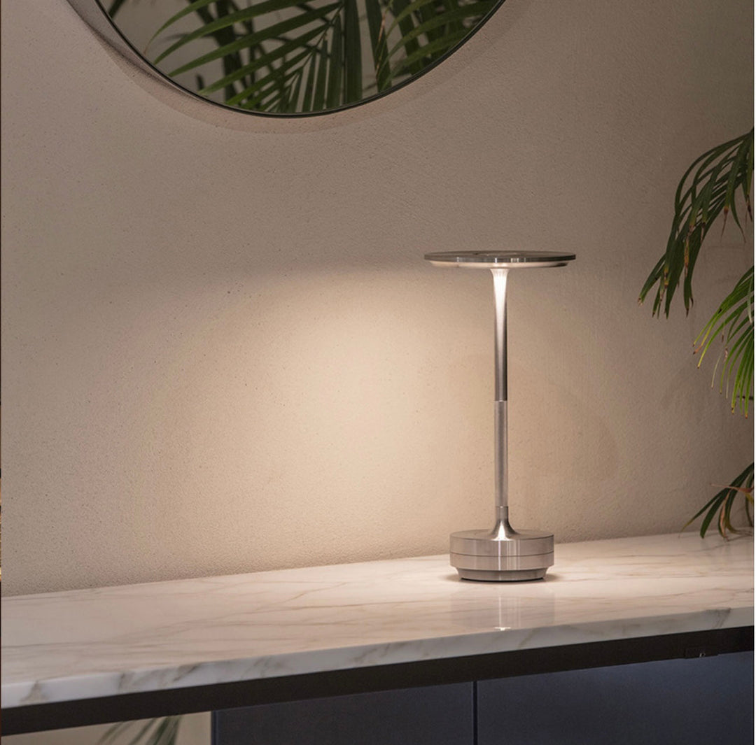 Ambiente-Beleuchtung ClarityGlow: Dimmbare, kabellose LED-Tischleuchte IP44.