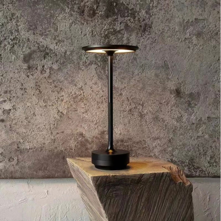 Elegante ClarityGlow Schreibtischlampe, dimmbar und kabellos für flexible Nutzung.